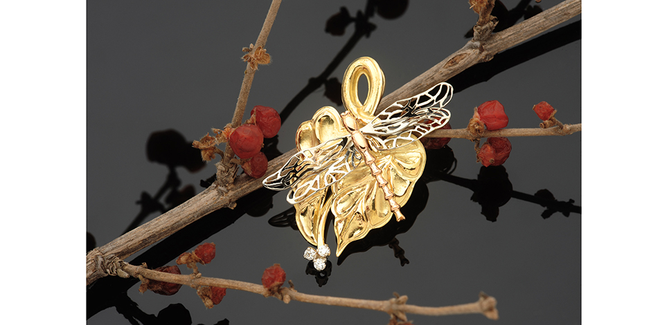 a photo of a pendant with a limb